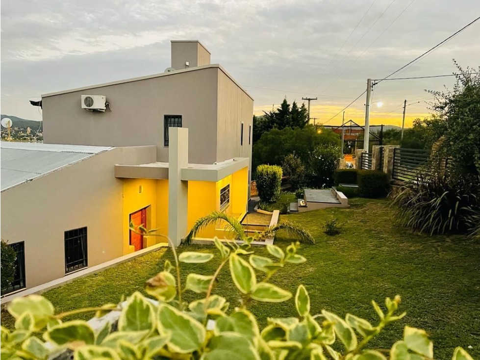 VENTA CASA 4 DORMITORIOS CON PILETA VILLA DEL LAGO CARLOS PAZ — foto 2