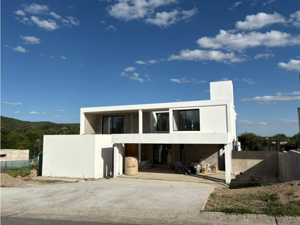 VENTA CASA DE CATEGORIA 4 DORMITORIOS EN BARRIO LA ARBOLADA - 1