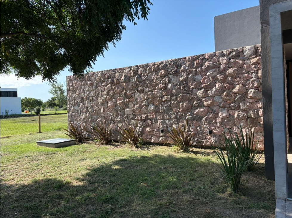 VENTA CASA MODERNA DE 300m2 CONSTRUIDOS EN VALLE DEL GOLF 1 ETAPA — foto 3