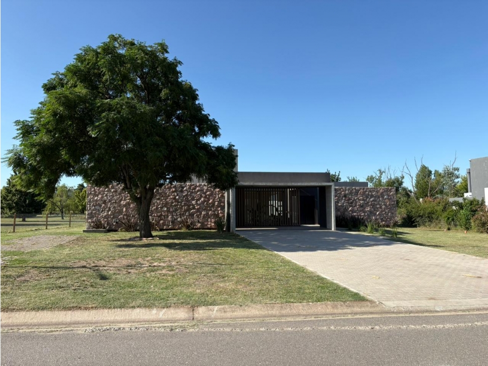 VENTA CASA MODERNA DE 300m2 CONSTRUIDOS EN VALLE DEL GOLF 1 ETAPA