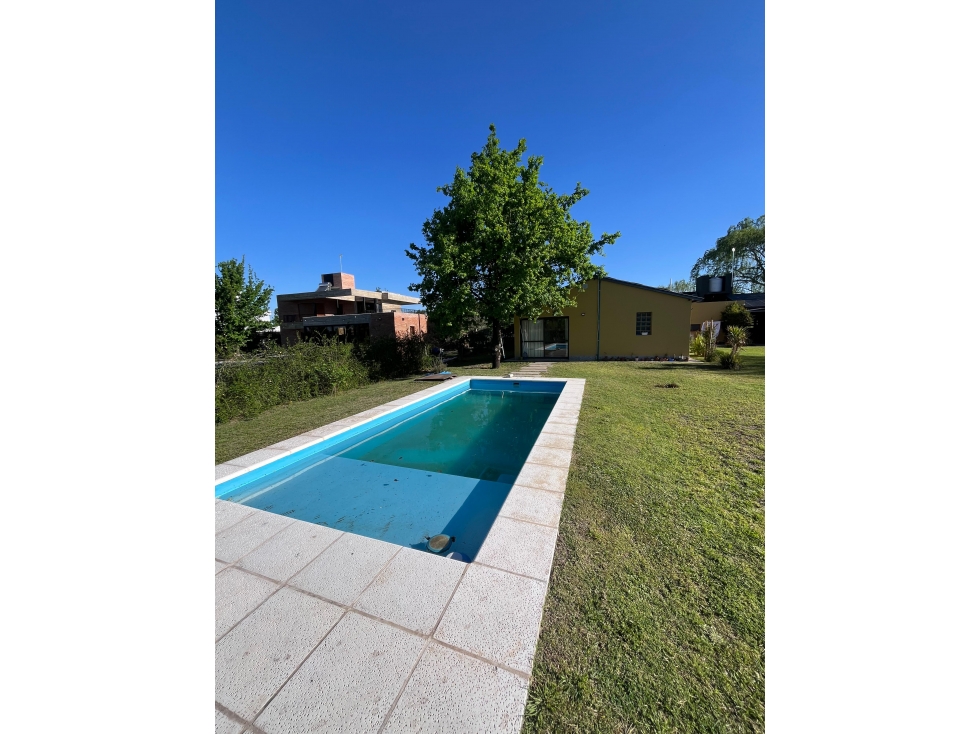VENTA CASA 3 DORMITORIOS SOBRE LOTE DE 1.500 M² VALLE DEL GOLF - 1