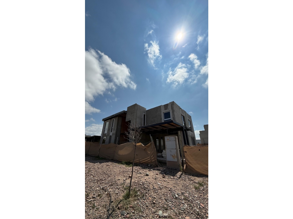 INKASA INMOBILIARIA - VENDE CASA EN BARRIO PRIVADO LOMAS DE RUSSELL - 1