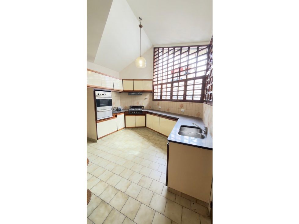 INKASA INMOBILIARIA - VENDE HERMOSA CASA EN CAPITAL - 1