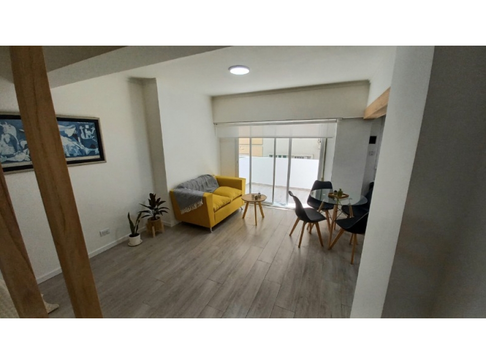 Venta. Mono-ambiente con balcón. Reciclado, amoblado y equipado.