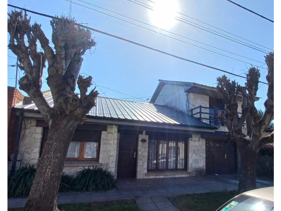 Casa-Chalet de 5 amb. sobre lote de 201 m² totales. Cel: 2235421919