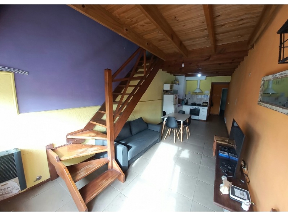 Departamento tipo P.H. 3 ambientes al frente con balcón.