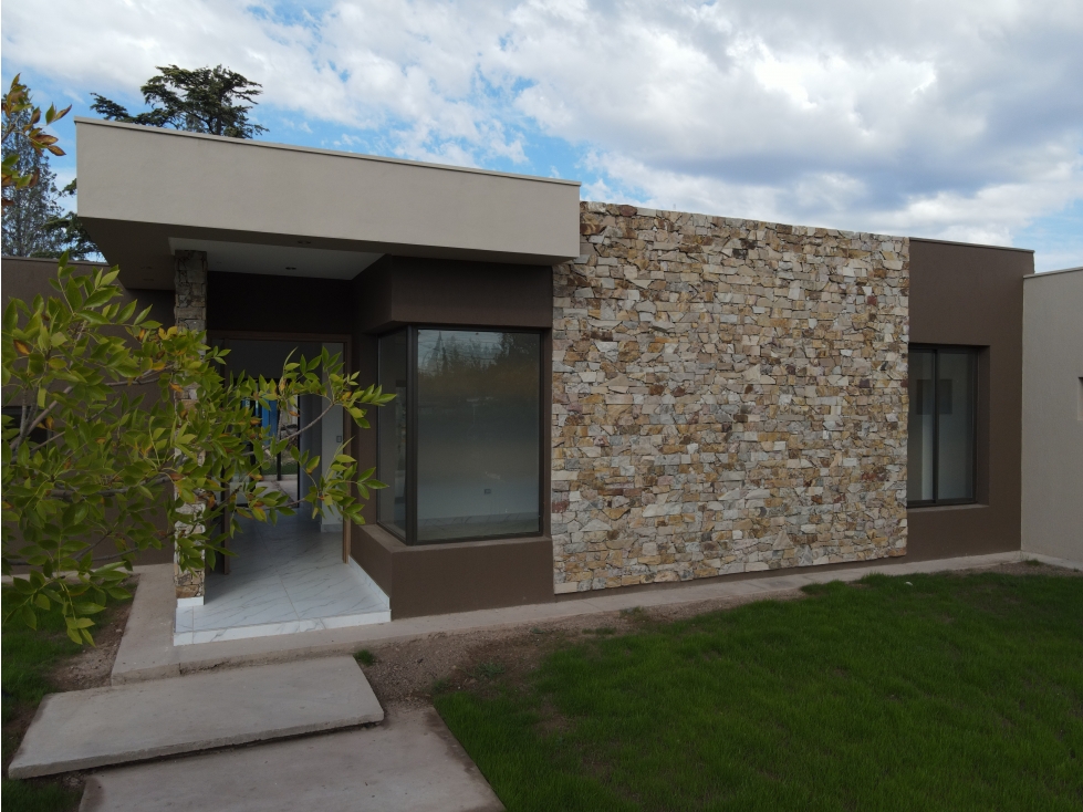 VENDE CASA ESQUINA A ESTRENAR en Barrio Privado IRIGOYEN, Maipú, Mza. - 2