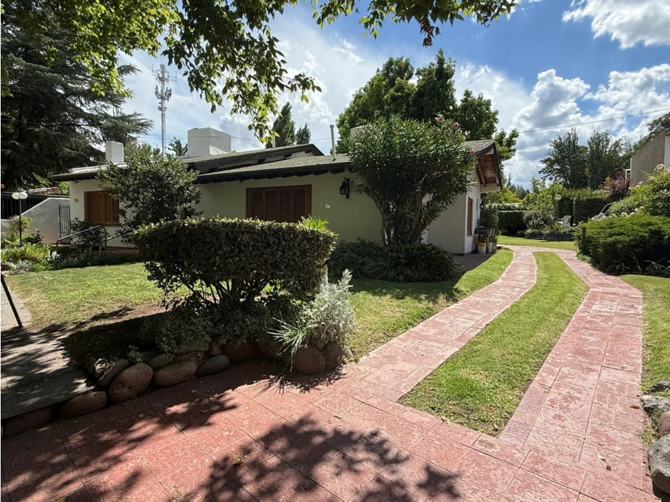 VENDE HERMOSA CASA EN CALLE VICTOR DELHEZ, CHACRAS DE CORIA, LUJÁN. — foto 5