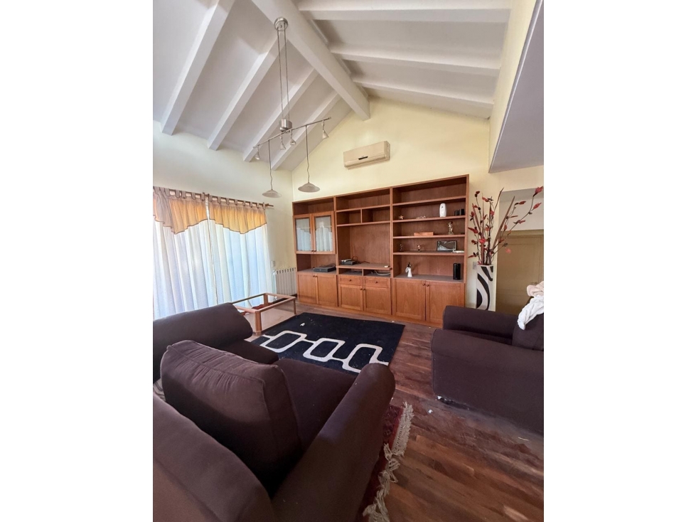 VENDE HERMOSA CASA ESQUINA ubicada en calle Juan José Paso, Luján. - 1