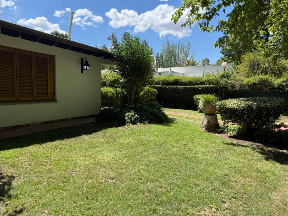 VENDE HERMOSA CASA EN CALLE VICTOR DELHEZ, CHACRAS DE CORIA, LUJÁN. — foto 3