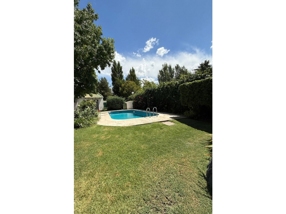 VENDE HERMOSA CASA EN CALLE VICTOR DELHEZ, CHACRAS DE CORIA, LUJÁN.