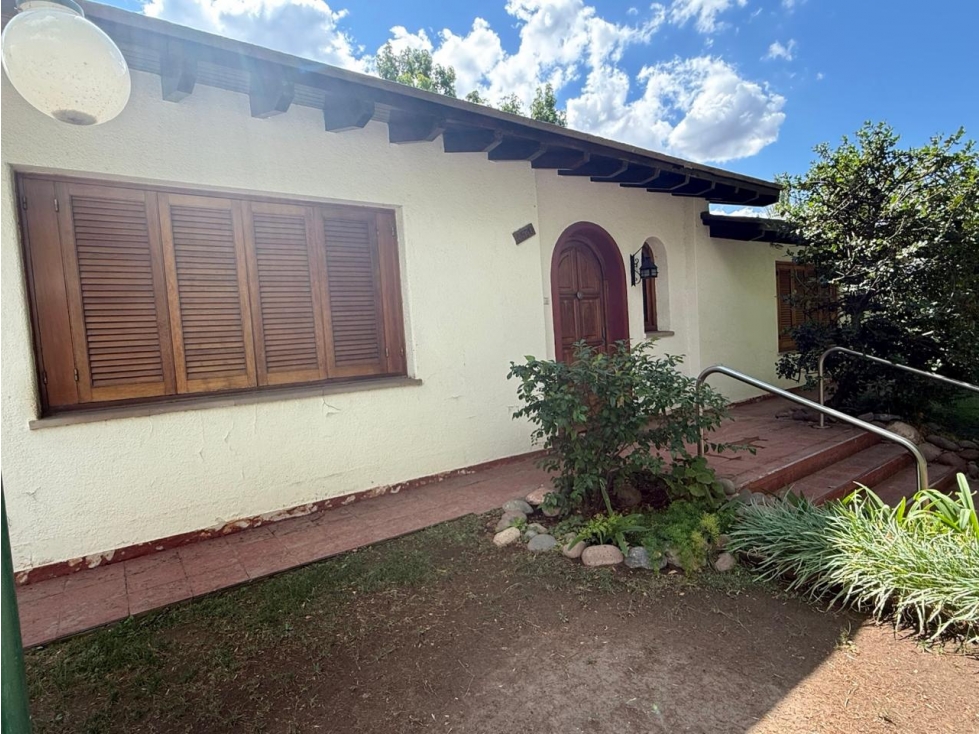 VENDE HERMOSA CASA EN CALLE VICTOR DELHEZ, CHACRAS DE CORIA, LUJÁN. — foto 2