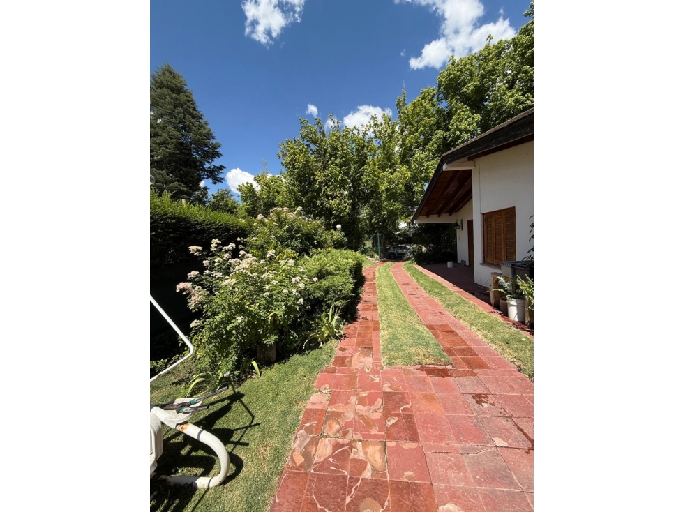 VENDE HERMOSA CASA EN CALLE VICTOR DELHEZ, CHACRAS DE CORIA, LUJÁN. — foto 4
