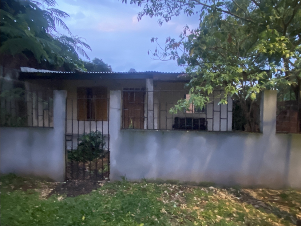 VENDO 3 CASAS EN TERRENO EN ESQUINA - POSADAS MNES - 2