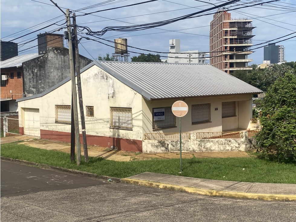 VENDO IMPONENTE CASA EN ESQ, A METROS DE COSTANERA, POSADAS MNES. - 1