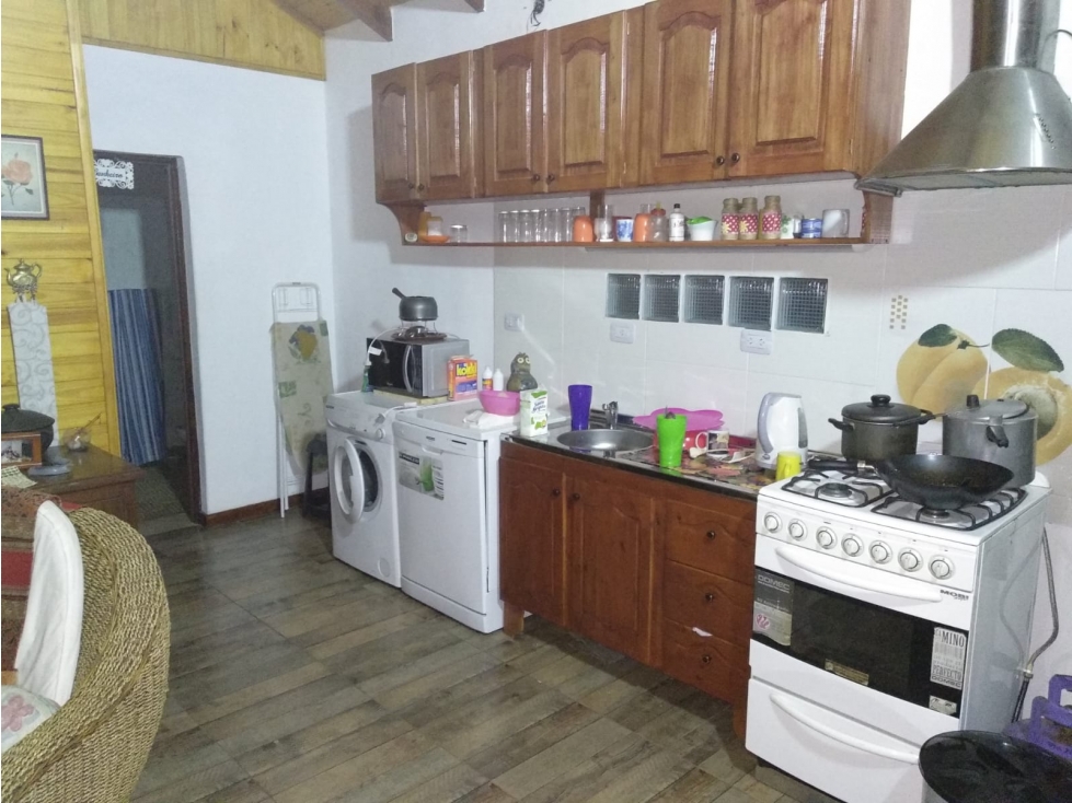 VENDO CASA EN AMPLIO TERRENO, QUINCHO Y PILETA, CANDELARIA MNES - 3