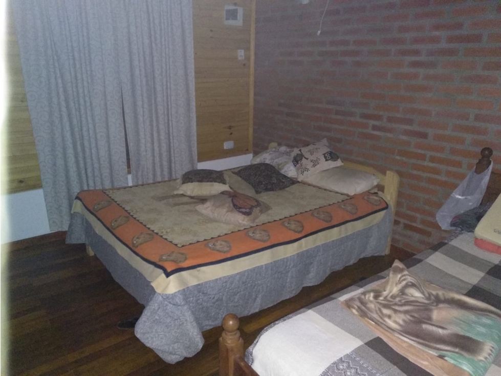 VENDO CASA EN AMPLIO TERRENO, QUINCHO Y PILETA, CANDELARIA MNES - 4