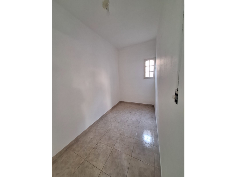 SE VENDE IMPORTANTE IMPORTANTE LOCAL CON 3 DPTOS - 4