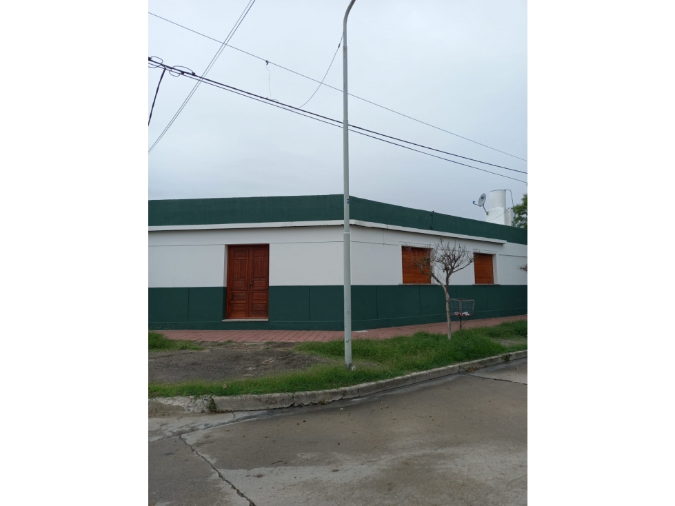 VENDO CASA CON SALON RIO CUARTO - 2