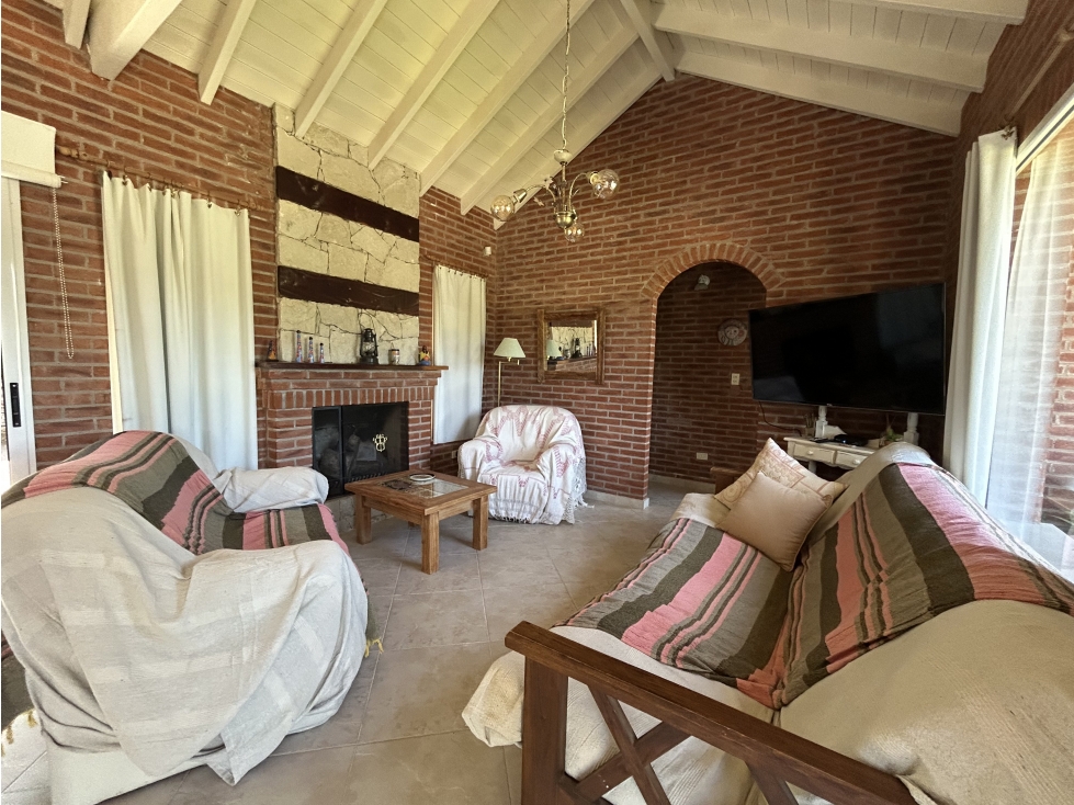 HERMOSA CASA EN ALTURA SOBRE PRINCIPAL AV. PINZÓN - 4
