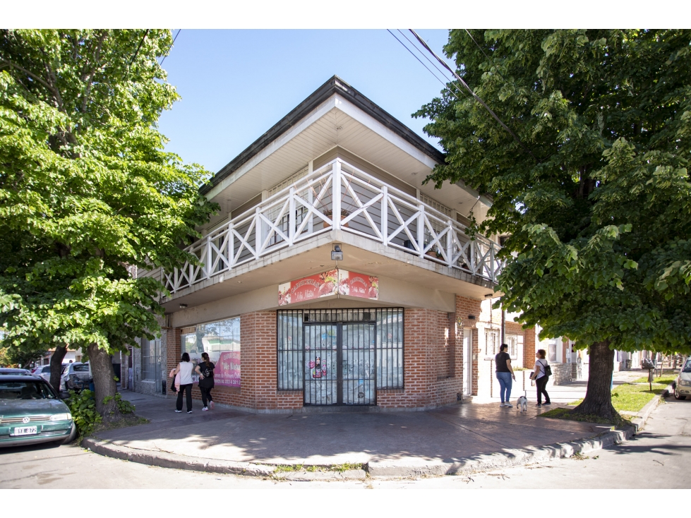 CHALET 3 Dormitorios Dos Baños y LOCAL COMERCIAL En Esquina