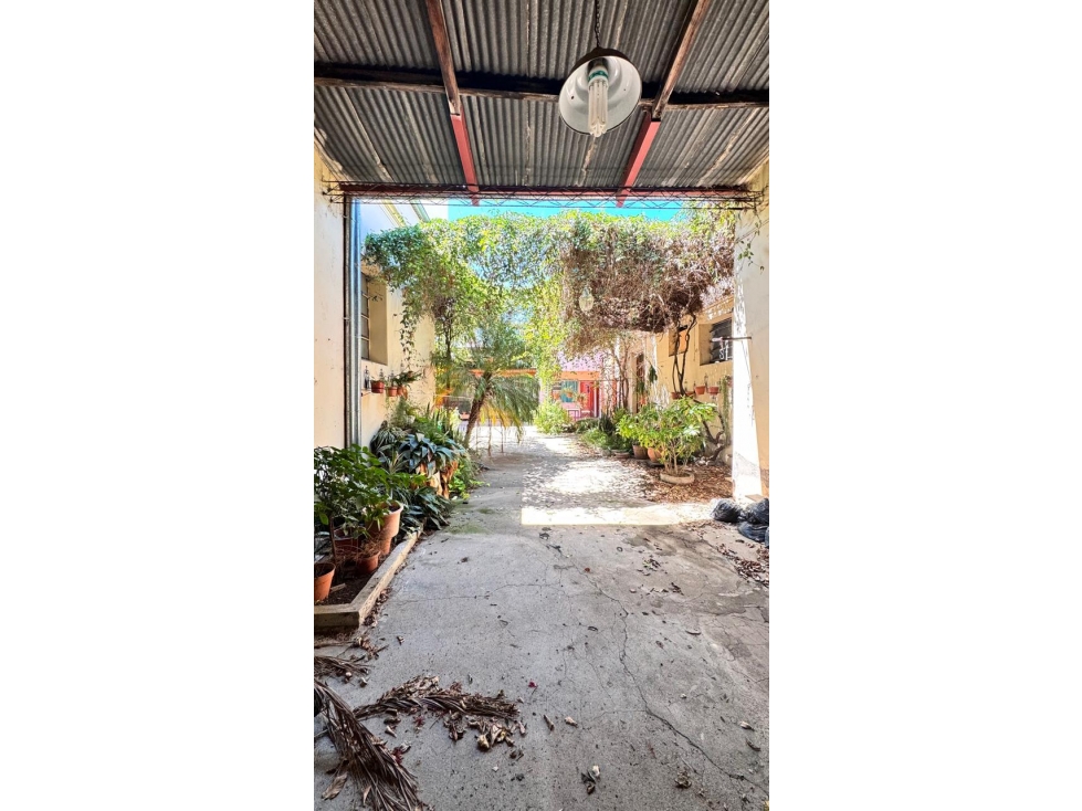 Unica! Casona Historica con Jardin Oasis en plena zona Comercial - 2