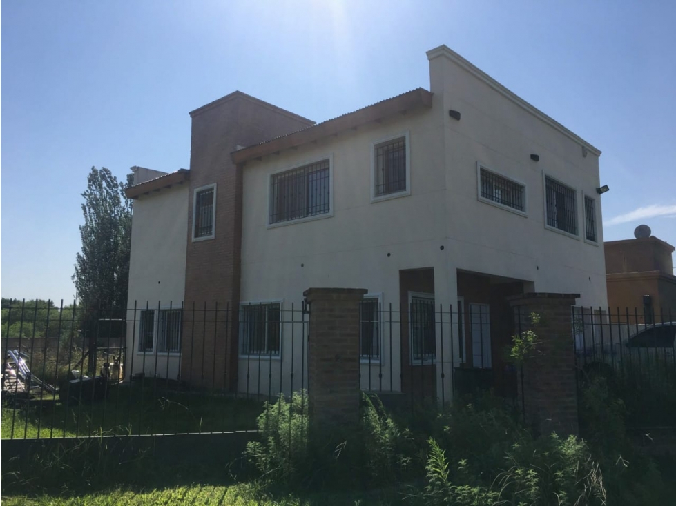 CASA DE DOS PISOS EN BARRIO EL TALA - 2