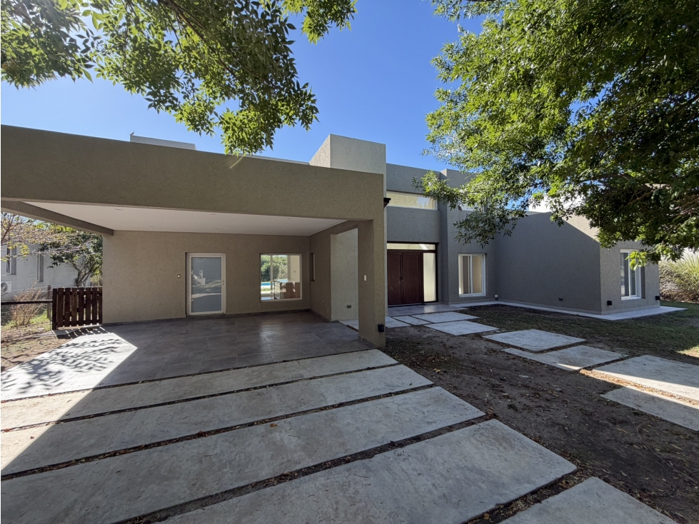 IMPONENTE CASA A ESTRENAR EN EN BARRIO LA CONCEPCION DE LUJAN