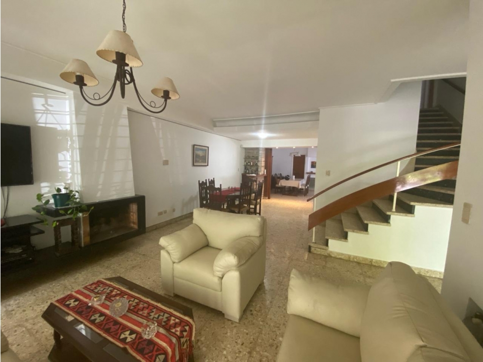 Chalet 7 ambientes. Excelente ubicación. U$S 410.000. - 3
