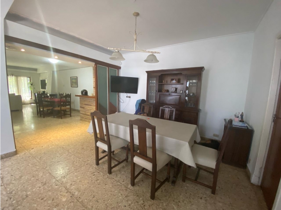 Chalet 7 ambientes. Excelente ubicación. U$S 410.000. - 2