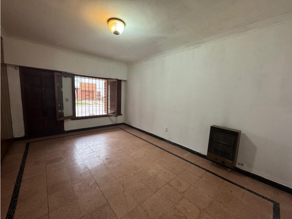 Casa 3 amb. con parque y garage - $87.000 - 2