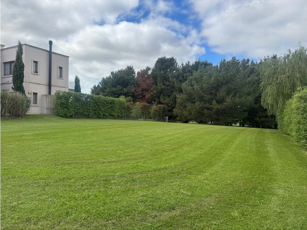 Espectacular lote de 808 MT2 en Barrio privado Rumenco. ¡Escriturado!
