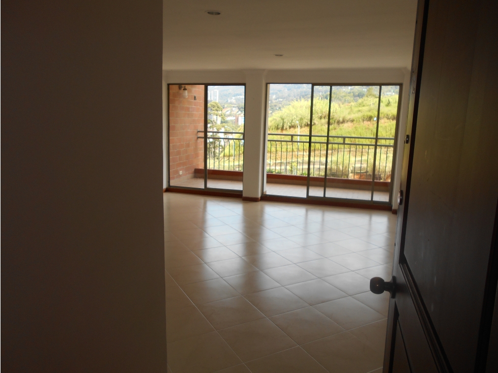 Apartamento en arriendo sector Loma del Escobero, cerca City Plaza — foto 2
