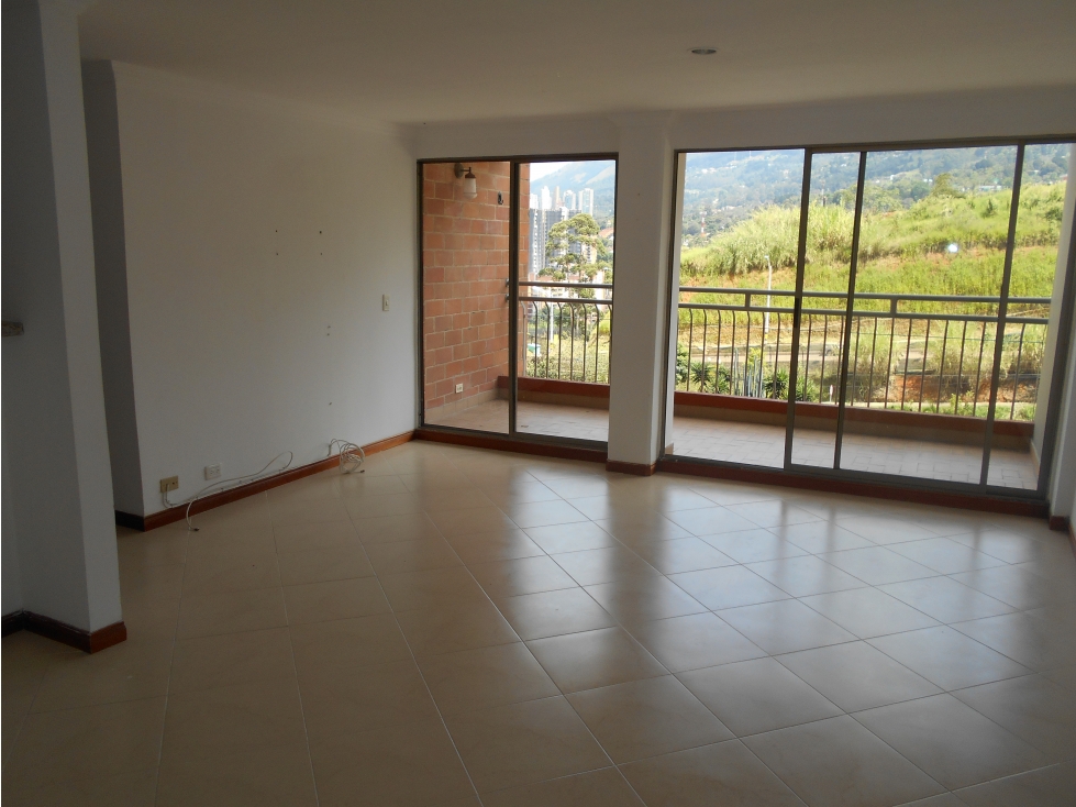 Apartamento en arriendo sector Loma del Escobero, cerca City Plaza