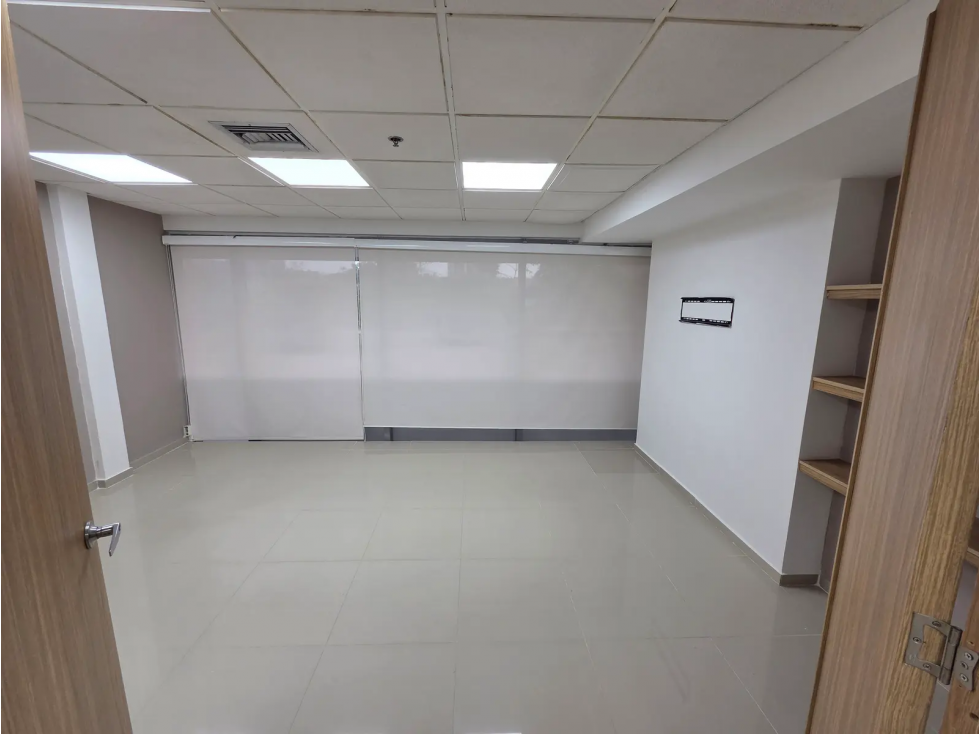 OFICINA EN ARRIENDO EN PORTAL DE GENOVES — foto 2