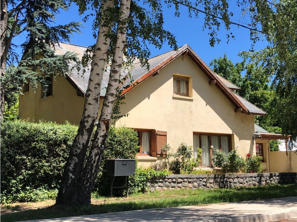 EN VENTA AMPLIA CASA EN EL CENTRO DE EL BOLSÓN CA-245 - 2