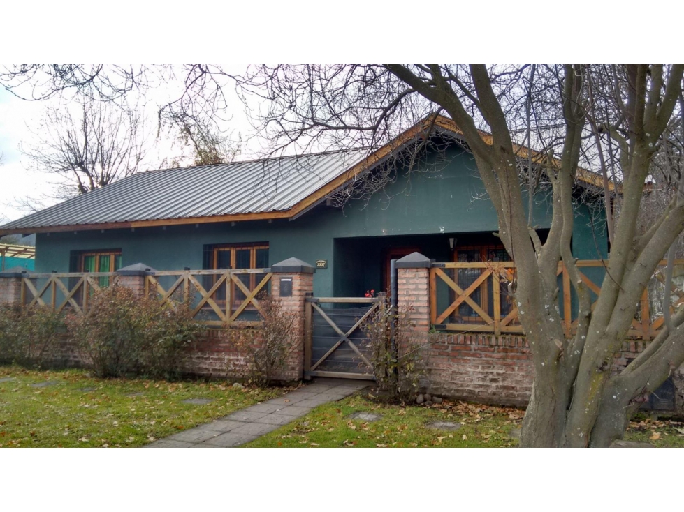 EN VENTA HERMOSA CASA (EXCELENTE UBICACIÓN) EN EL BOLSÓN CA-225