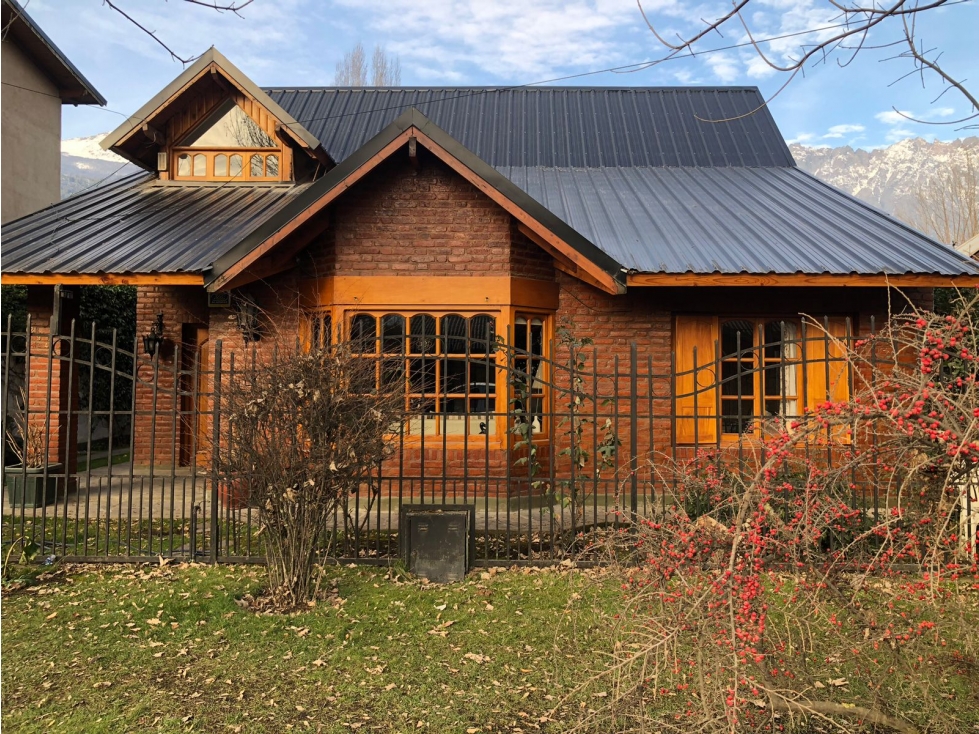 EN VENTA AMPLIA CASA EN EL CENTRO DE EL BOLSON CA 319 - 1