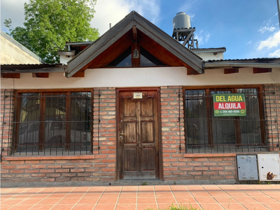 SE ALQUILA PERMANENTE CASA EN EL CENTRO DE EL BOLSON - 1