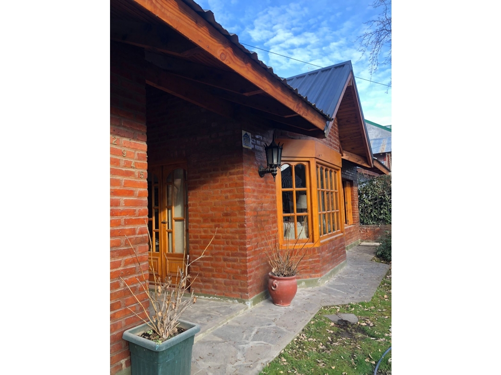EN VENTA AMPLIA CASA EN EL CENTRO DE EL BOLSON CA 319 - 6