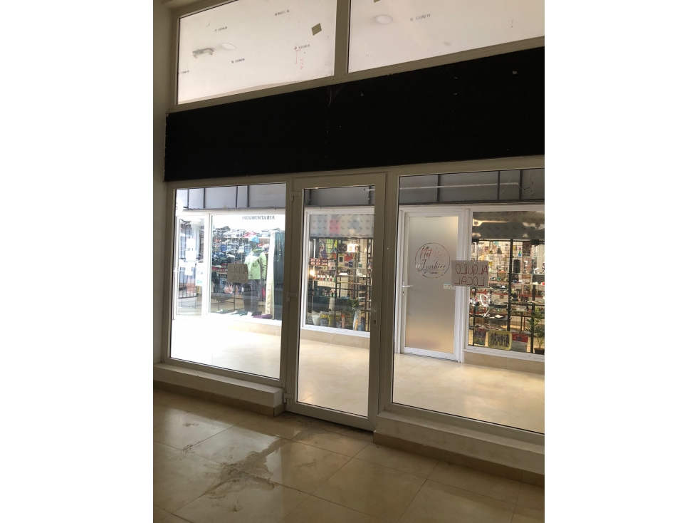 SE ALQUILA LOCAL COMERCIAL EN GALERÍA SOBRE AV SAN MARTIN - 3