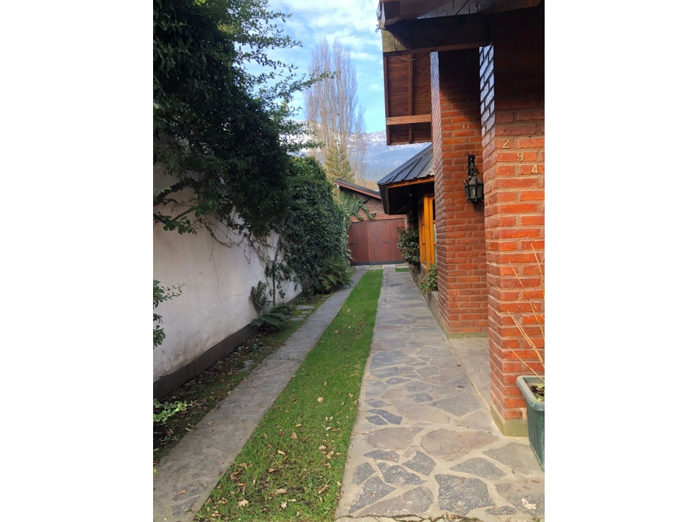 EN VENTA AMPLIA CASA EN EL CENTRO DE EL BOLSON CA 319 - 2