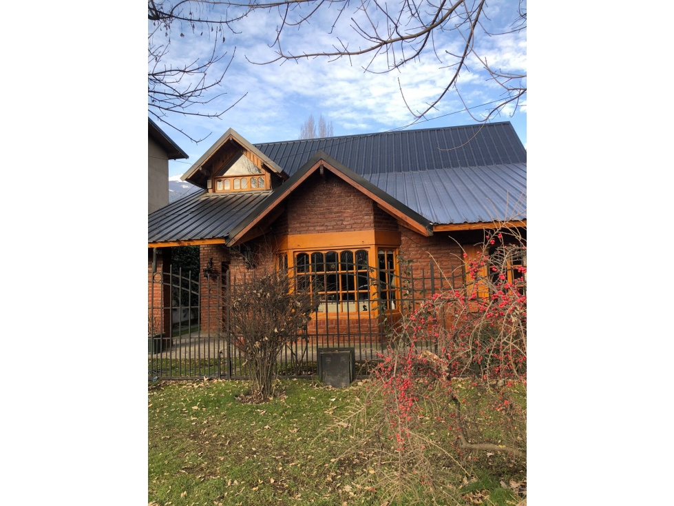 EN VENTA AMPLIA CASA EN EL CENTRO DE EL BOLSON CA 319 - 5