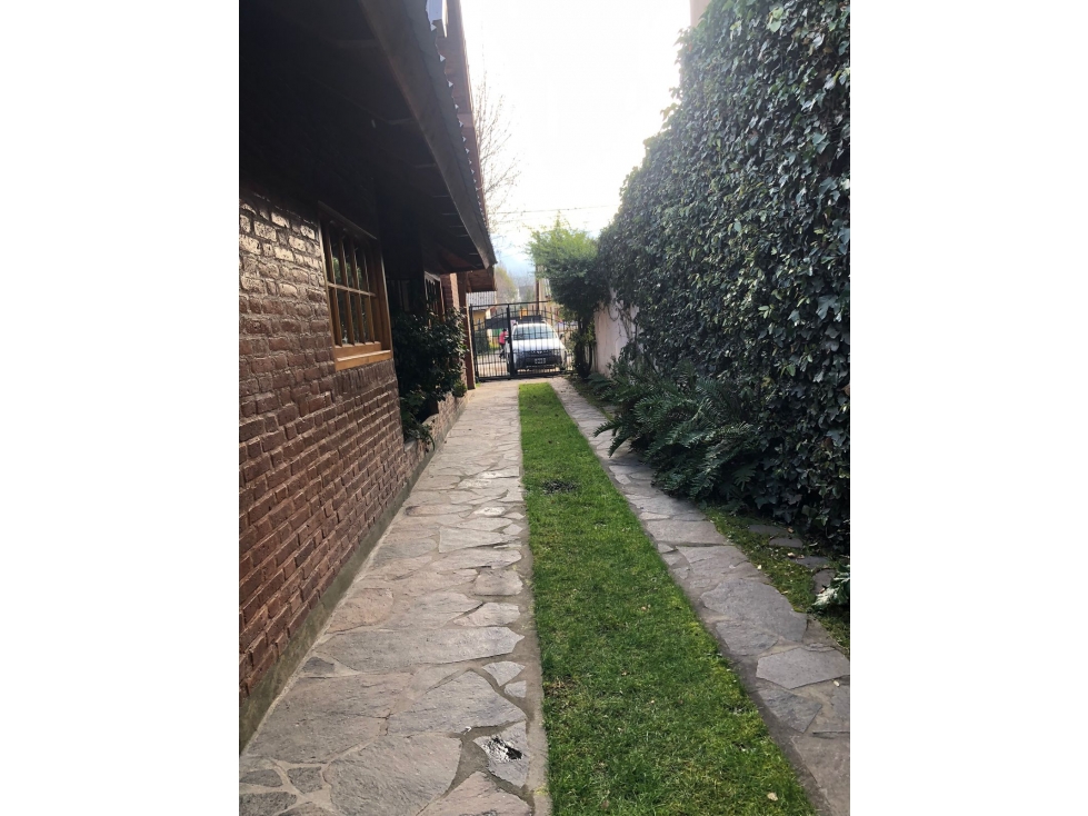 EN VENTA AMPLIA CASA EN EL CENTRO DE EL BOLSON CA 319 - 4