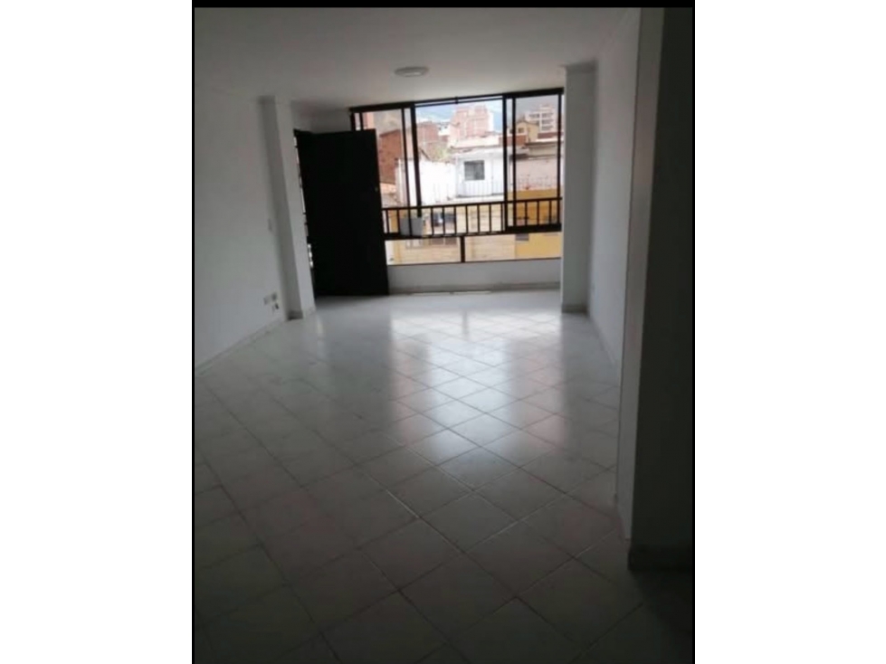 Apartamento Dúplex para remodelar en Laureles. — foto 3