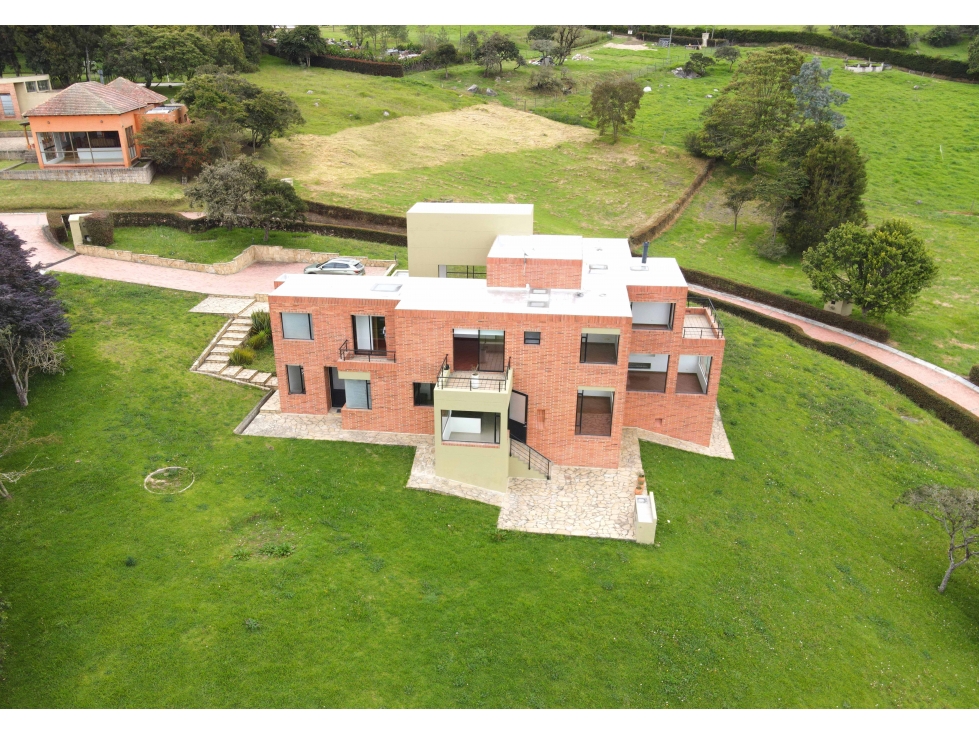 Hermosa casa en La Calera ¡Elegancia y confort! — foto 2