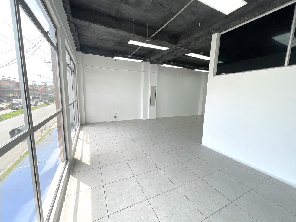 Amplio local comercial sobre la Calle 72, Álamos Norte | 65 m² - 4