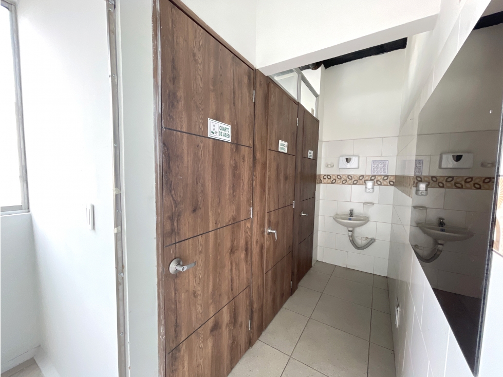 Amplio local comercial sobre la Calle 72, Álamos Norte | 65 m² - 6