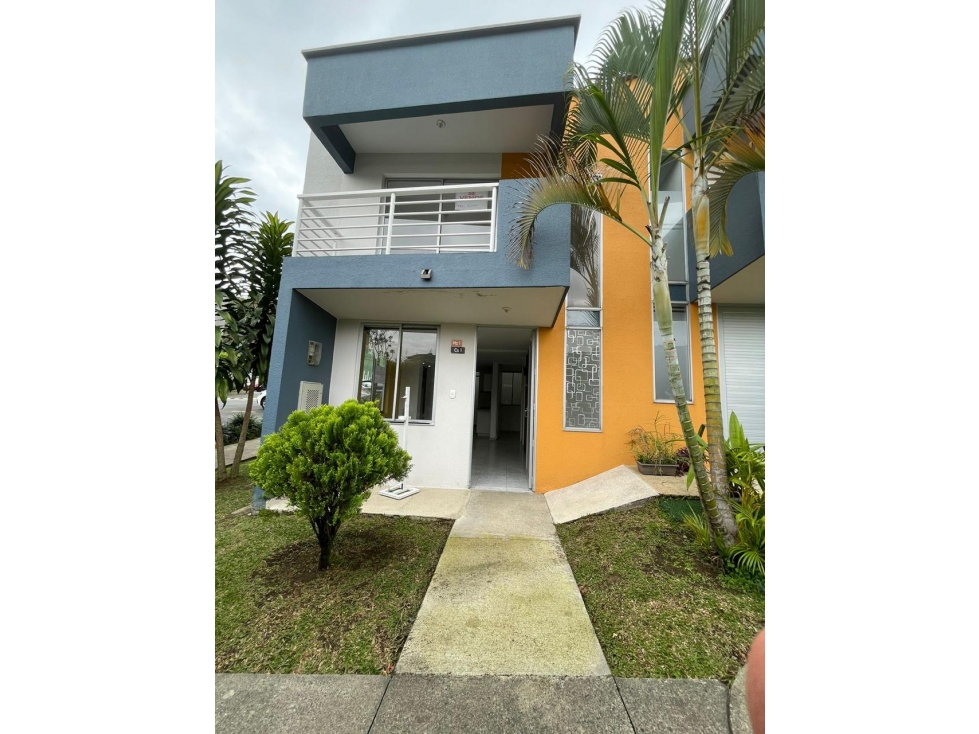 Casa esquinera de dos pisos en CVilla verde