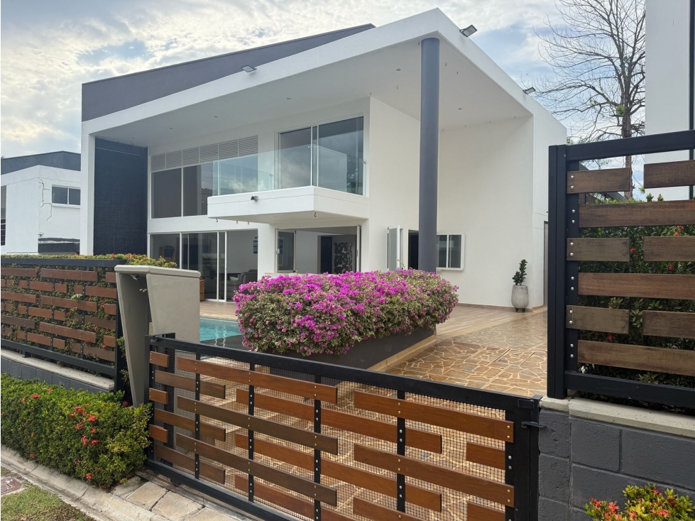 Moderna CASA EN VENTA SAN JERONIMO